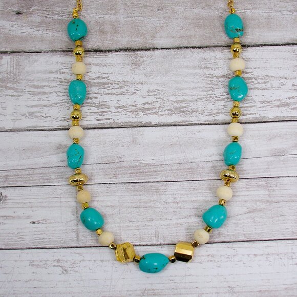 Turquoise stone necklace mixed with white wood beads and gold beads. - Picture 12 of 12